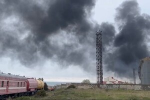 «Бавовна» у Криму: окупанти пригнали пожежний потяг до нафтобази (відео)