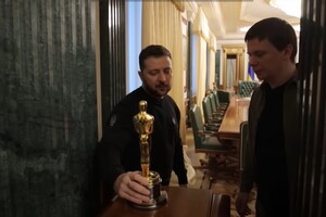Зеленський отримав «Оскара»: хто вручив статуетку президенту