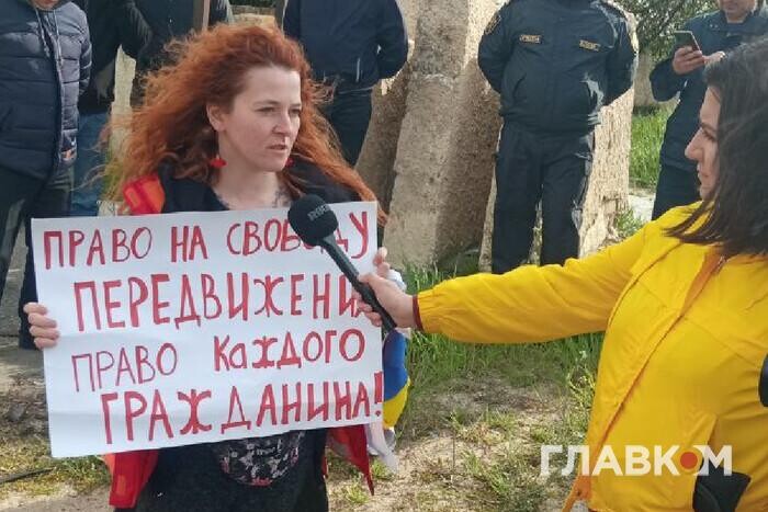 Активистка на так называемой границе с Приднестровьем с плакатом