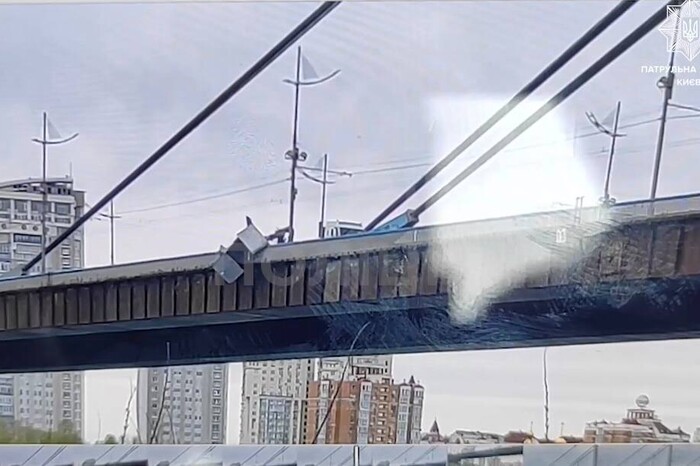 Вантажівка скинула з Північного моста в Києві металеву конструкцію. Поліція відшукала водія (відео)
