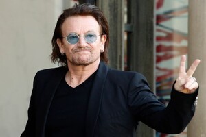 Соліст легендарного U2 Боно намалював портрет Зеленського: як виглядає