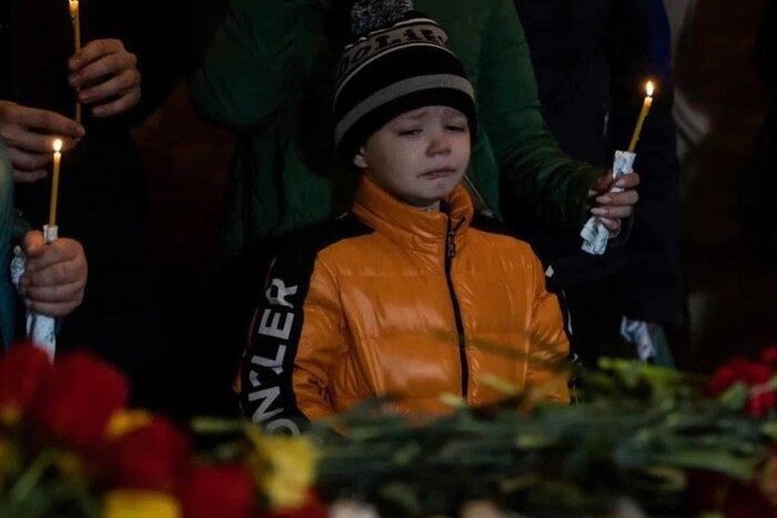 Хлопчик плаче під час похорону сестри й брата, які загинули в Умані: щемливе фото