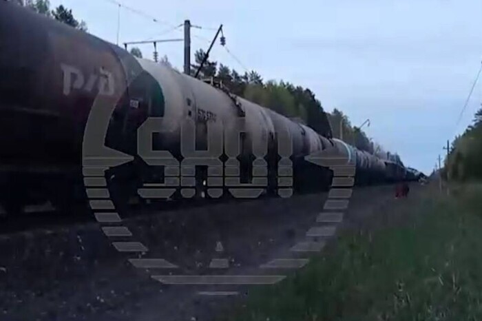 У Брянській області знову хтось підірвав залізницю: перекинувся потяг (відео)