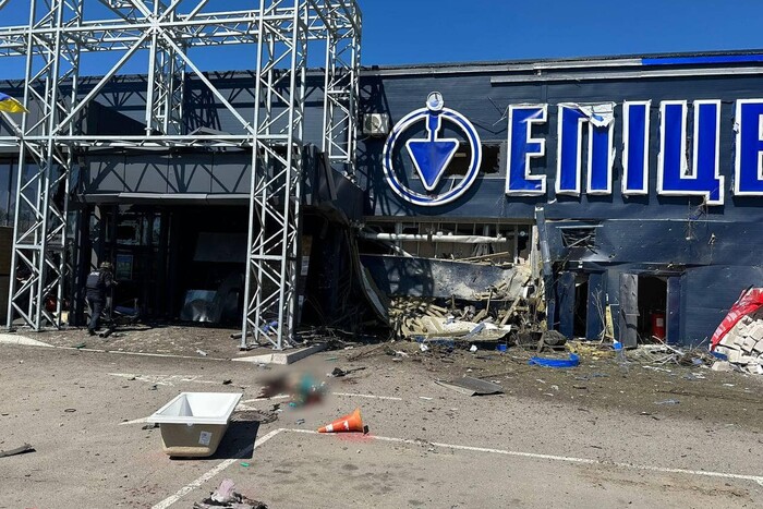 Окупанти вдарили по гіпермаркету в Херсоні: є загиблі та поранені