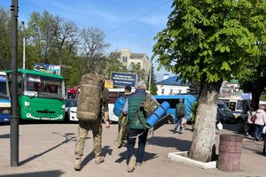 Максима – високого парубка з величезним рюкзаком – зустрів батько