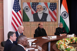 Президент Байден вместе с министром обороны Ллойдом Остином и госсекретарем Энтони Блинкеном проводит переговоры с индийскими лидерами