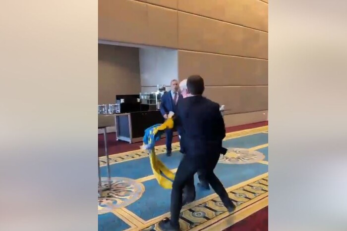 Український нардеп покарав росіянина за провокацію з прапором на саміті в Анкарі (відео)