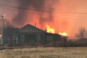 Вогонь перекинувся на село 