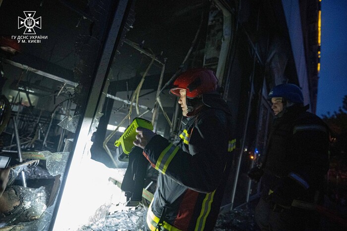 Збиття безпілотника над Києвом: рятувальники показали фото наслідків