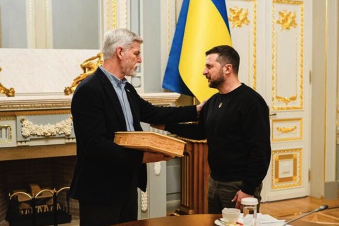 Президент Чехії зробив подарунок Зеленському під час візиту до України (фото)