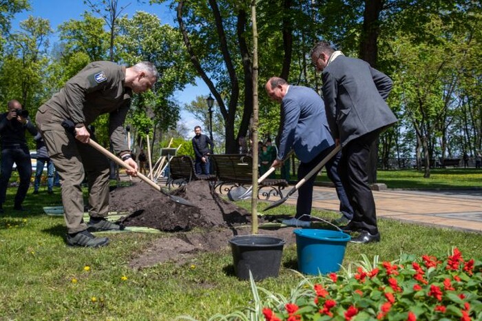 Кличко і мер Брюсселя посадили дерева на Володимирській гірці у Києві (фото)