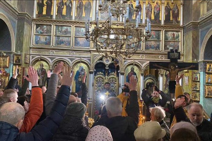  Чи хтось захоплює храми Московської церкви в Україні? Висновок омбудсмена