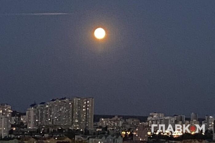 Місячне затемнення: гігантський супутник Землі над столицею (фото) 