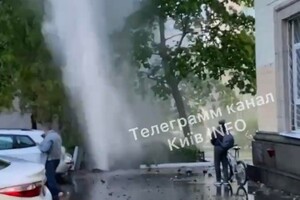 Побиті автівки, затоплена вулиця: у центрі Києва стався масштабний прорив (відео)