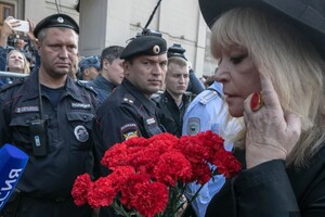 Пугачова намагалася залишитися непоміченою на похороні Юдашкіна в Москві