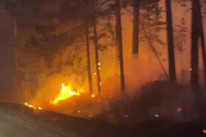Лісова пожежа у Свердловській області шириться далі: люди евакуюються самотужки (відео)