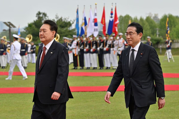 На тлі ядерних загроз КНДР прем'єр Японії прибув з візитом до Південної Кореї