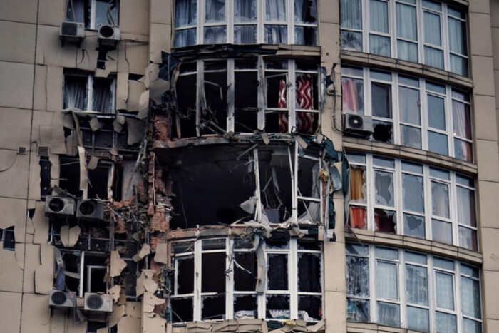 Атака дронов на Киев. Оккупанты попали в многоэтажку (фото, видео)