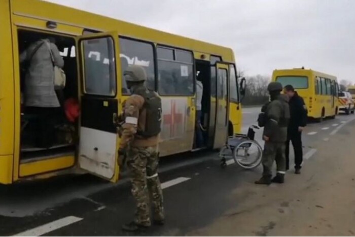 На окупованому півдні України росіяни у паніці проводять «евакуацію» населення (відео)