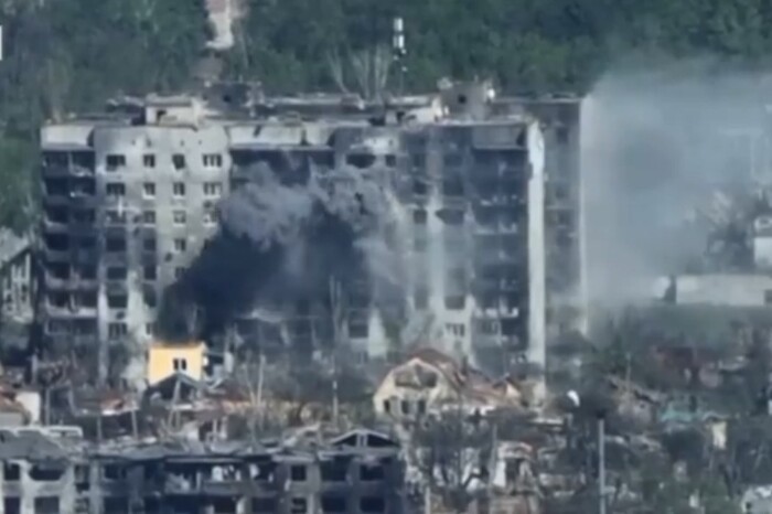 Бахмут: ЗСУ показали, як знищили окупантів, які ховались у багатоповерхівці (відео)