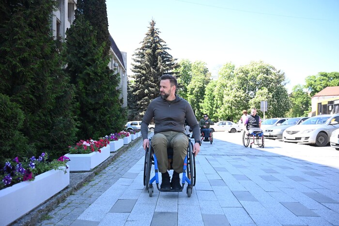 Глава Закарпатської ОВА пересів на інвалідний візок: у чому причина