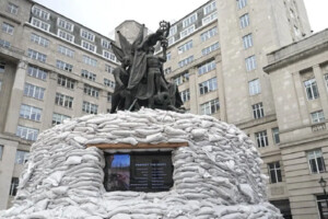 Солідарність із Україною: у Ліверпулі пам'ятник обклали мішками з піском (відео)