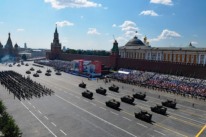 Путін може образитись: росіяни відповіли чому прийшли на парад у Москві (відео)