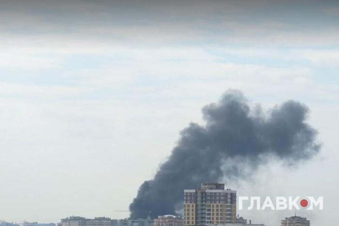 В одному з районів Києва почалась сильна пожежа (оновлено) 