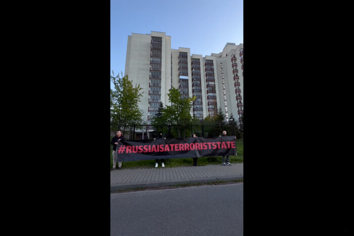 У Варшаві активісти «привітали» російських дипломатів із 9 травня