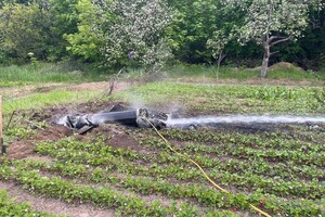 У Голосіївському районі Києва уламки ворожої ракети впали у дворі приватного будинку