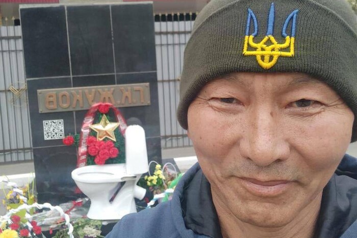 Казах у шапці з тризубом на 9 травня приніс унітаз до пам'ятника Жукову