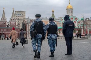 У Москві поліція затримала двох чоловіків за «неправильні» кольори штанів