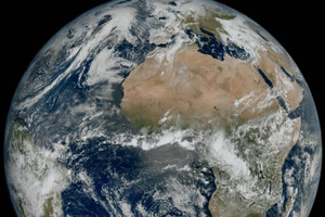 Новий супутник зняв свою першу світлину Землі з космосу (фото)