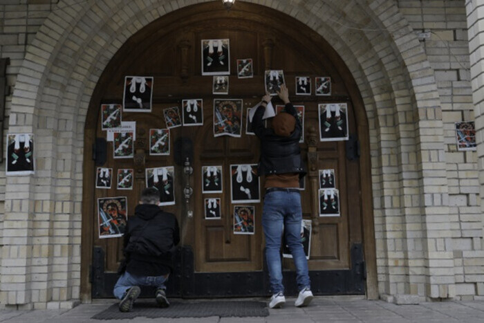 Патриарх Кирилл с автоматом: активисты оклеили плакатами собор УПЦ МП (фото)