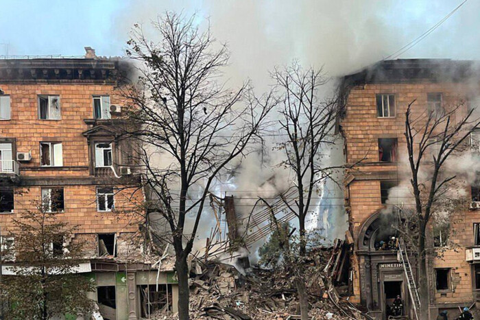 У Запоріжжі прогриміли вибухи: жителів міста просять залишатися в укриттях