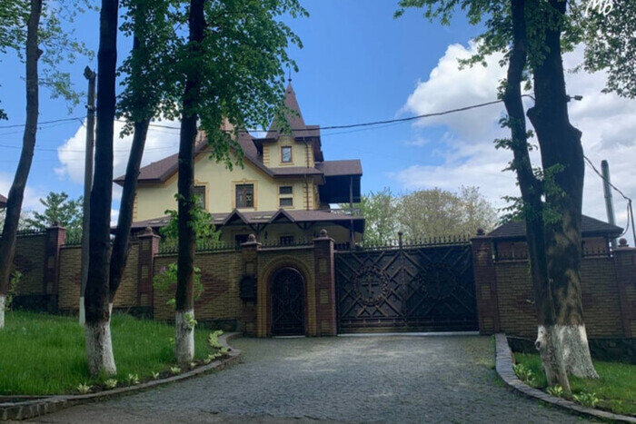Резиденция митрополита Онуфрия в Черновцах: что интересного увидели журналисты (фото)