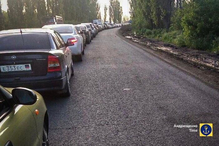 На кордоні з РФ кілометрові черги: окупанти тікають з України (фото)