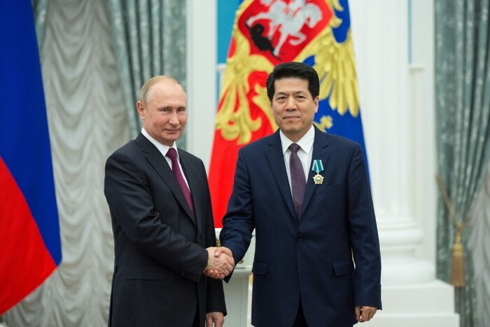 Миротворчі ініціативи Китаю: до Києва їде експосол КНР, якого нагородив Путін