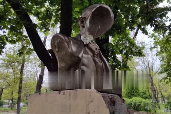 В Мариуполе неизвестные разбили бюст Ленина (видео)