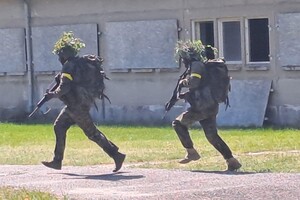 Наші оборонці знищують ворога й місцями женуть його