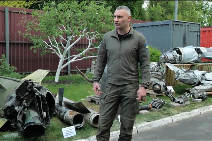 Кличко показав залишки ракет та дронів, якими Росія вбиває українців (відео)