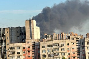 У Луганську прогриміли потужні вибухи: піднімається дим (фото, відео)