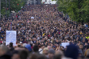 у Сербії через випадки масової стрілянини десятки тисяч людей знову протестують