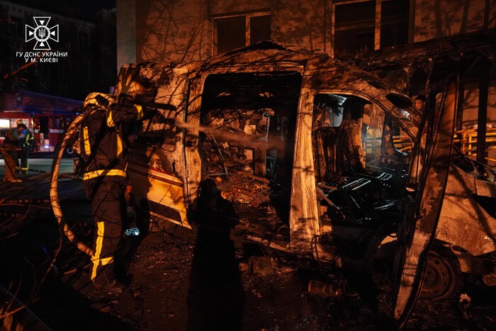 Вибух у центрі Києва: рятувальники показали фото