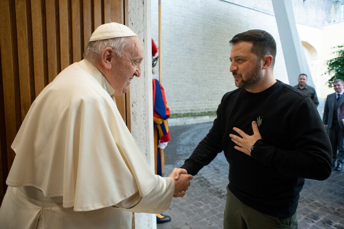 Говорили про мир та обмінялися подарунками: подробиці зустрічі Зеленського із Папою Римським