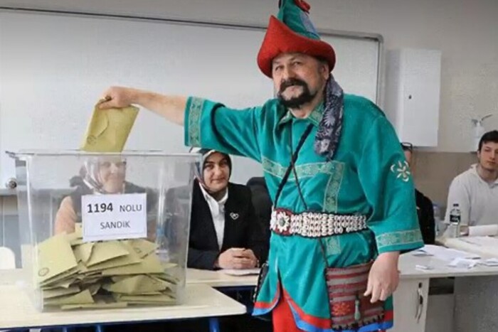 На конях, у костюмах та на ношах: як голосували громадяни Туреччини на виборах (фото)