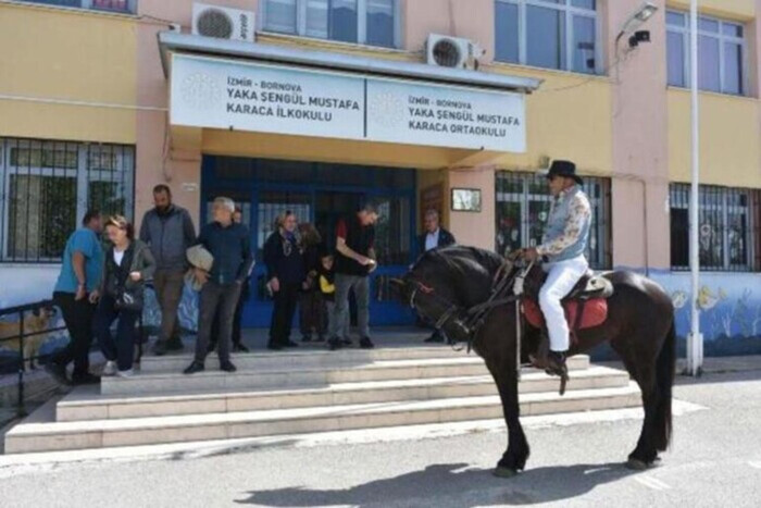 В ковбойской шляпе и на коне: в Турции заметили необычного избирателя (фото)