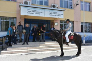 Турецкий дрессировщик решил проголосовать оригинальным способом