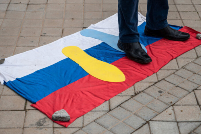 В окупованому Мелітополі дівчина показала ставлення до прапора РФ