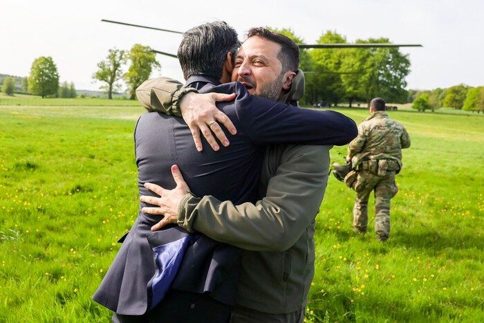 Міцні обійми та гелікоптер: Зеленський зустрівся із прем'єром Британії Сунаком